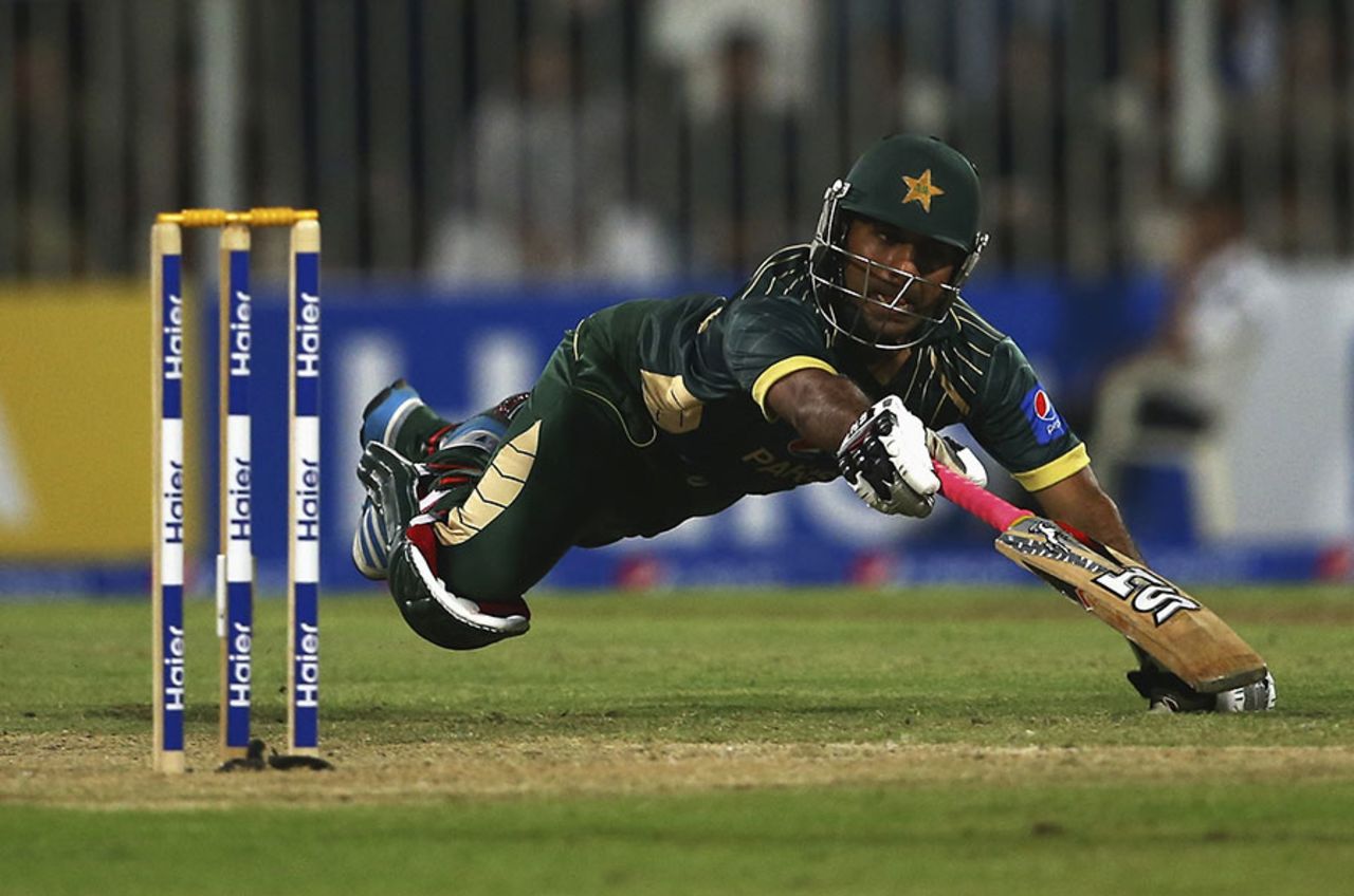 Sarfraz Ahmed dives to regain his crease, Pakistan v Australia, 1st ODI, Sharjah, October 7, 2014