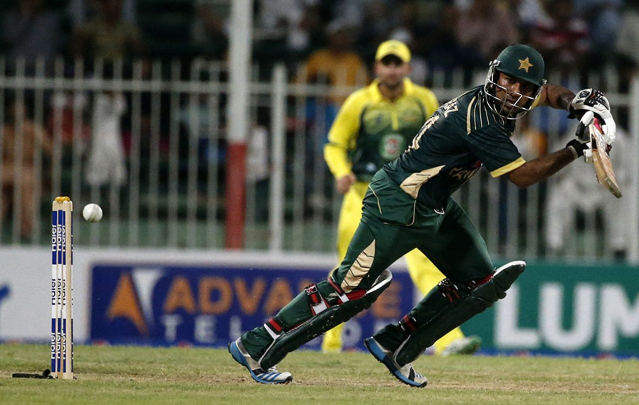 Sarfraz Ahmed steers the ball through the off side, Pakistan v Australia, 1st ODI, Sharjah, October 7, 2014