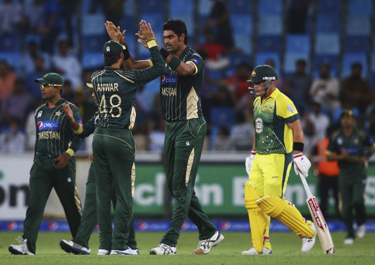 Mohammad Irfan is congratulated after dismissing Aaron Finch, Pakistan v Australia, 2nd ODI, Dubai, October 10, 2014