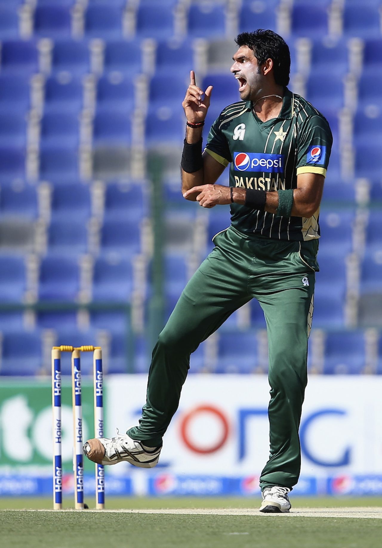 Mohammad Irfan reacts during his opening spell, Pakistan v Australia, 3rd ODI, Abu Dhabi, October 12, 2014