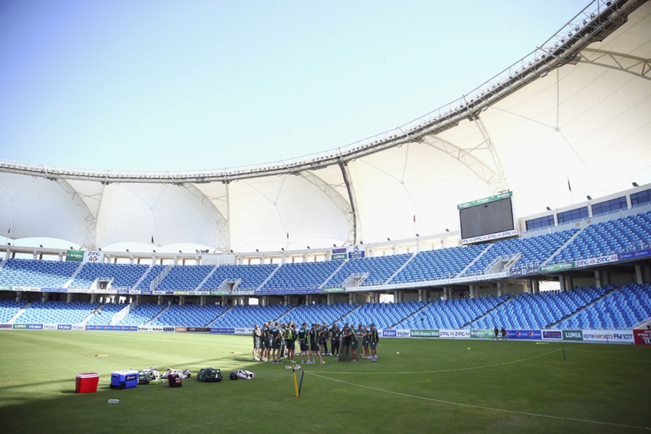Australia gather for a chat during a training session, Dubai, October 20, 2014