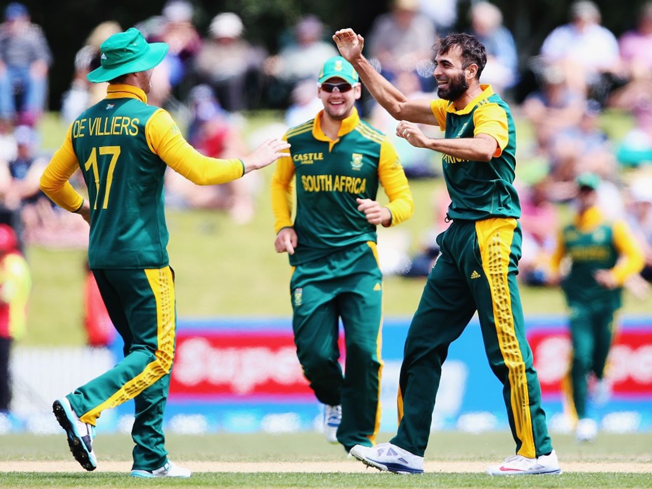 Imran Tahir celebrates the wicket of Daniel Vettori, New Zealand v South Africa, 1st ODI, Mount Maunganui, October 21, 2014