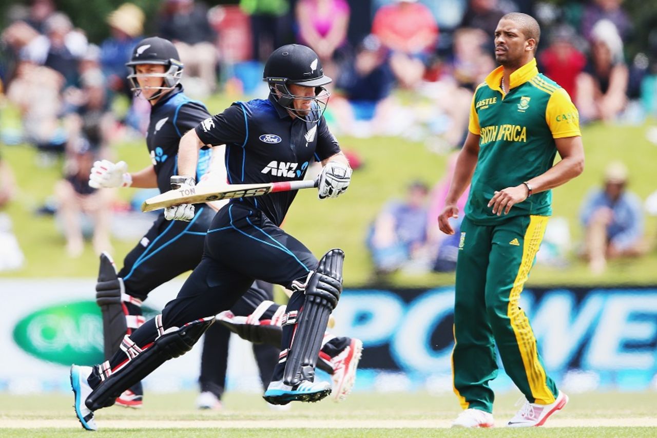 Luke Ronchi and Trent Boult added 74 runs for the final wicket, New Zealand v South Africa, 1st ODI, Mount Maunganui, October 21, 2014