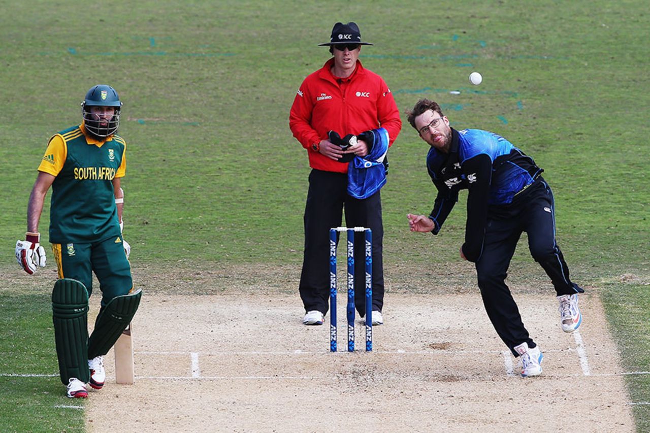 Daniel Vettori played his first ODI in more than a year, New Zealand v South Africa, 1st ODI, Mount Maunganui, October 21, 2014