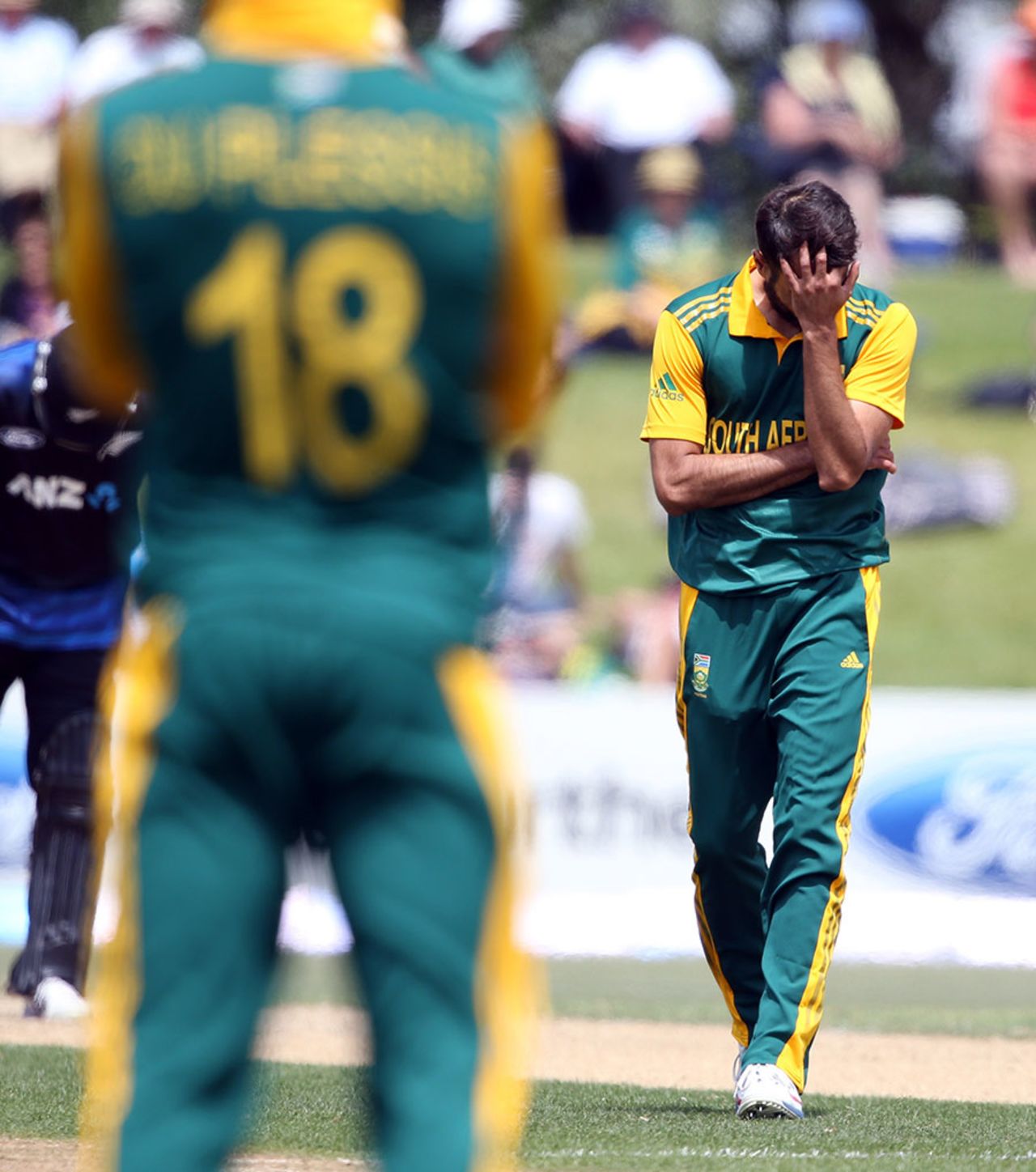 Imran Tahir is frustrated, New Zealand v South Africa, 1st ODI, Mount Maunganui, October 21, 2014
