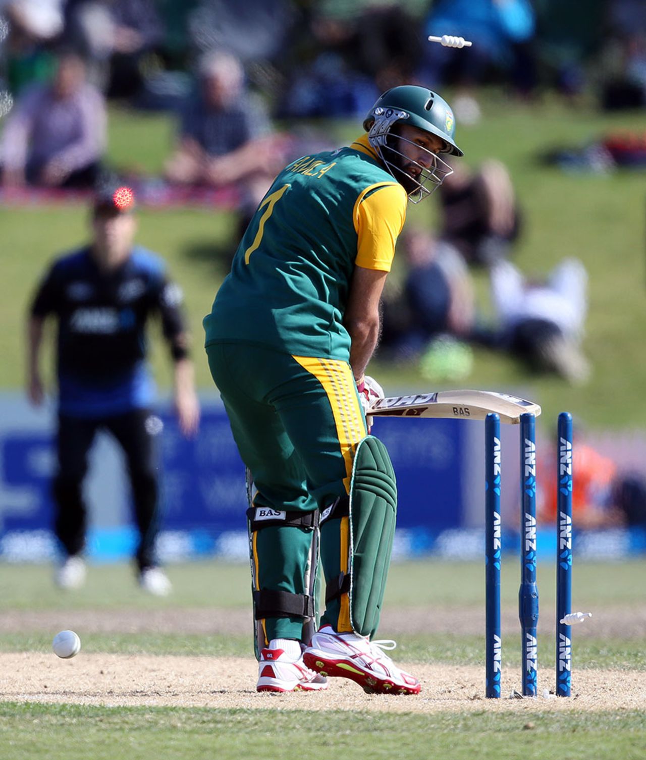 Hashim Amla was bowled by Kyle Mills, New Zealand v South Africa, 1st ODI, Mount Maunganui, October 21, 2014