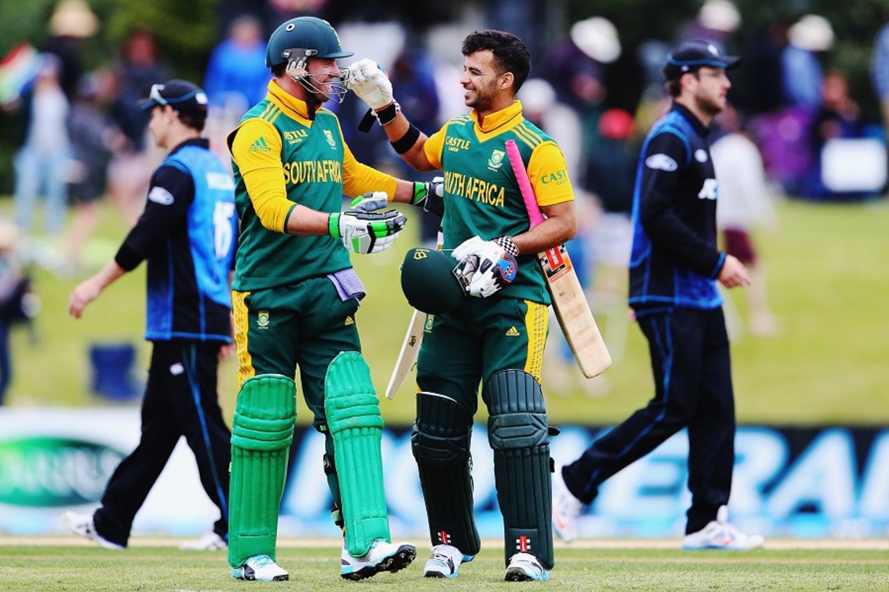 AB de Villiers and JP Duminy celebrate victory, New Zealand v South Africa, 1st ODI, Mount Maunganui, October 21, 2014