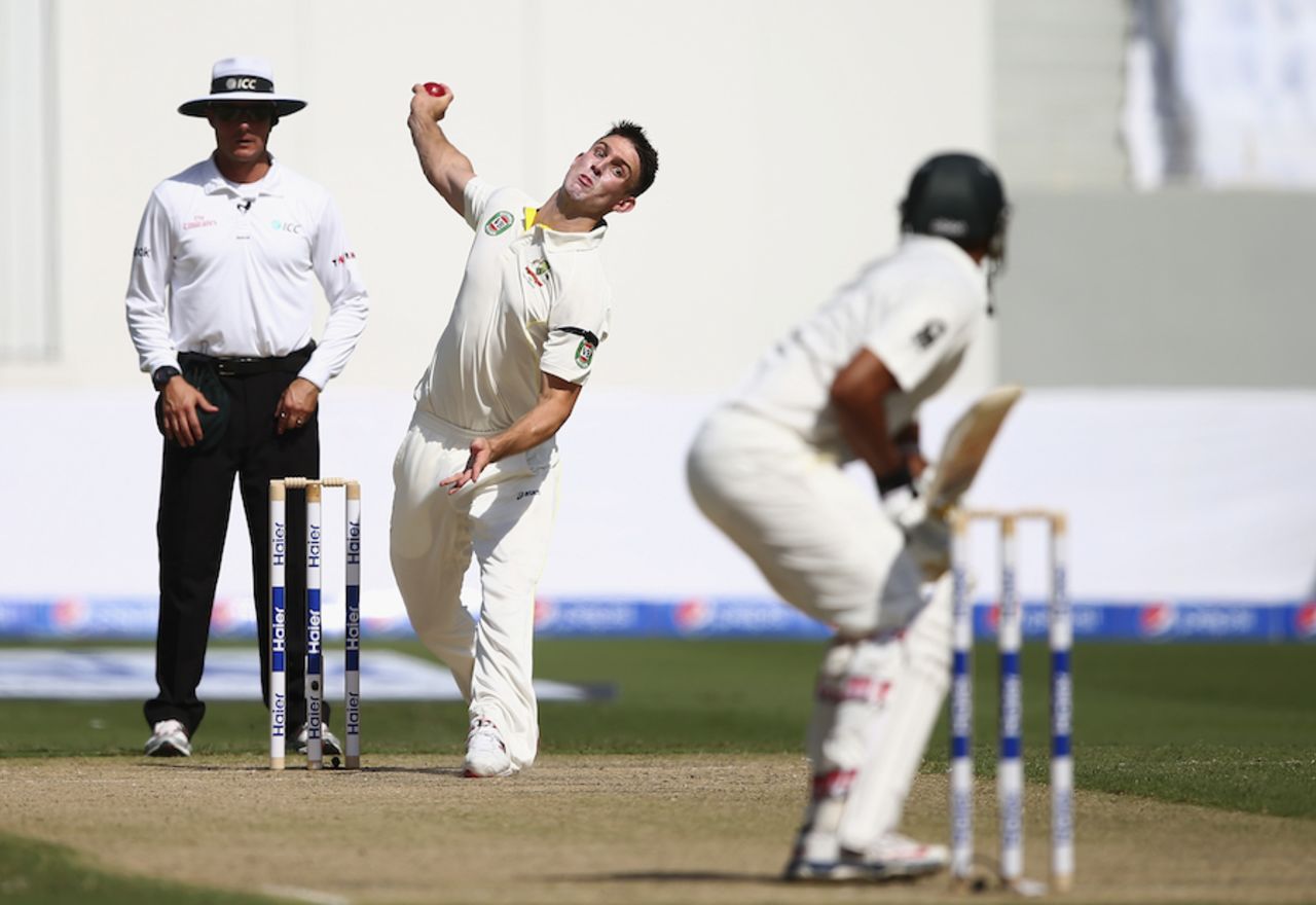 Mitchell Marsh bowls on his debut, Pakistan v Australia, 1st Test, Dubai, 1st day, October 22, 2014
