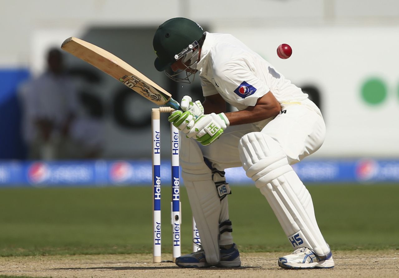 Younis Khan takes a blow on his shoulder, Pakistan v Australia, 1st Test, Dubai, 1st day, October 22, 2014