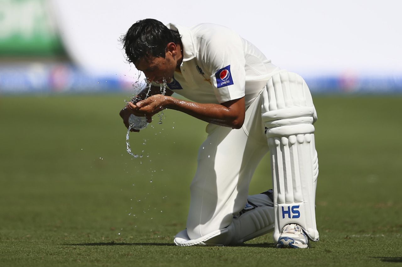 Younis Khan cools down between overs, Pakistan v Australia, 1st Test, Dubai, 1st day, October 22, 2014