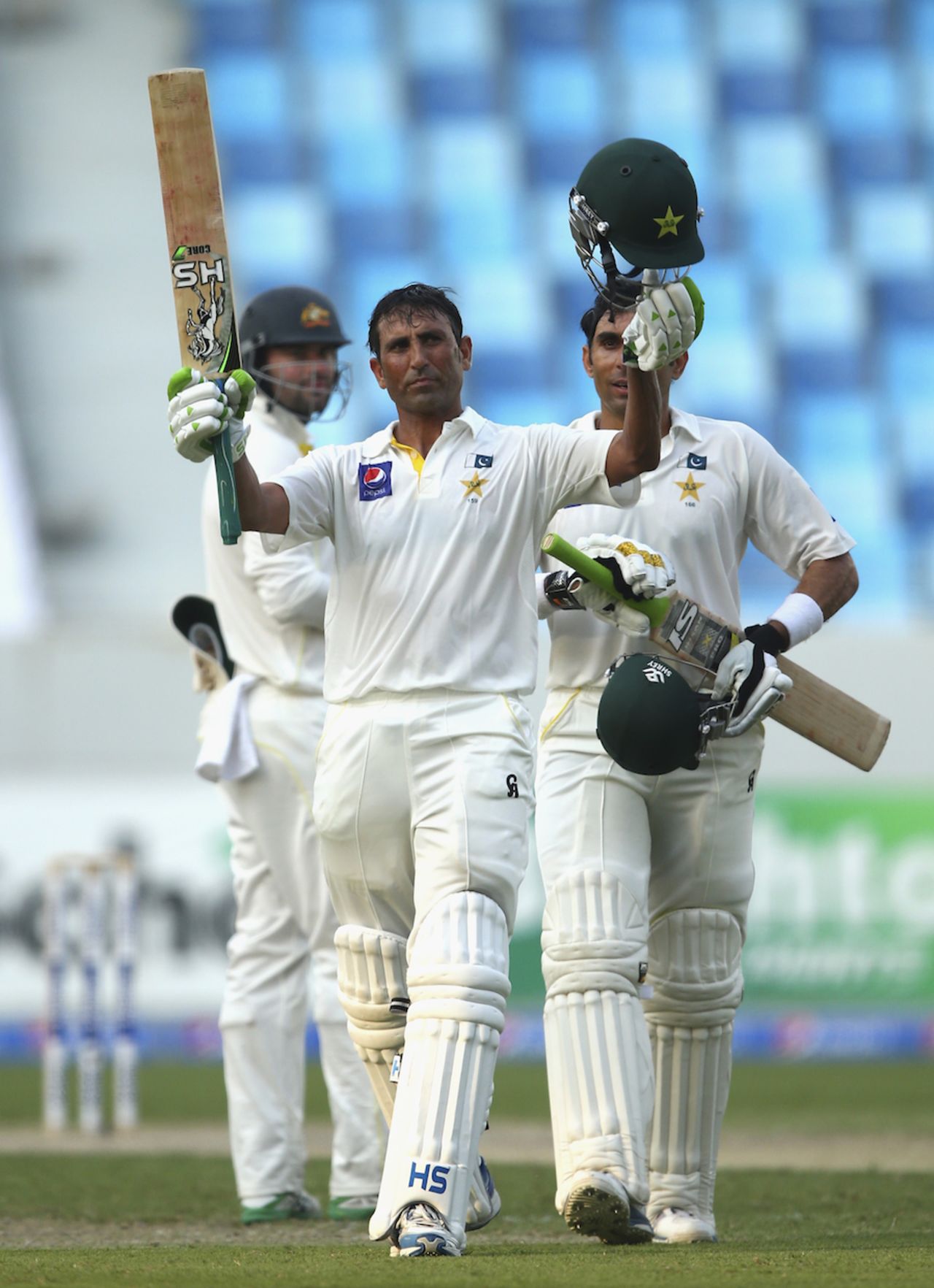 Younis Khan celebrates his 25th Test hundred, Pakistan v Australia, 1st Test, Dubai, 1st day, October 22, 2014