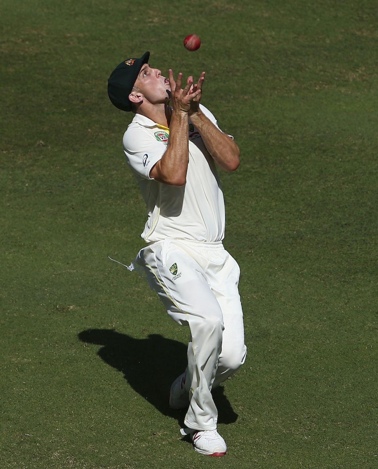 Mitchell Marsh took a catch running backwards to dismiss Asad Shafiq, Pakistan v Australia, 1st Test, Dubai, 2nd day, October 23, 2014
