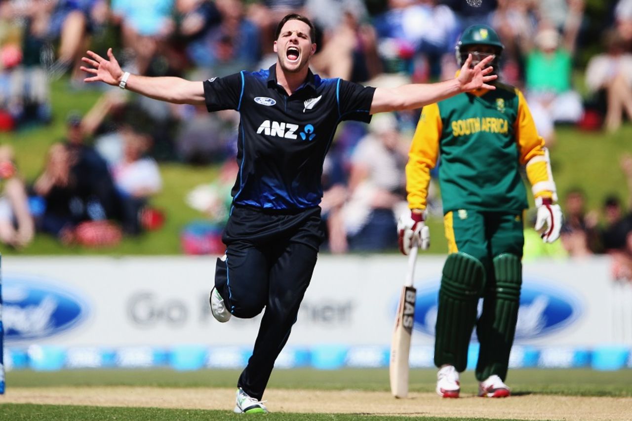 Mitchell McClenaghan provided the first breakthrough, New Zealand v South Africa, 2nd ODI, Mount Maunganui, October 24, 2014