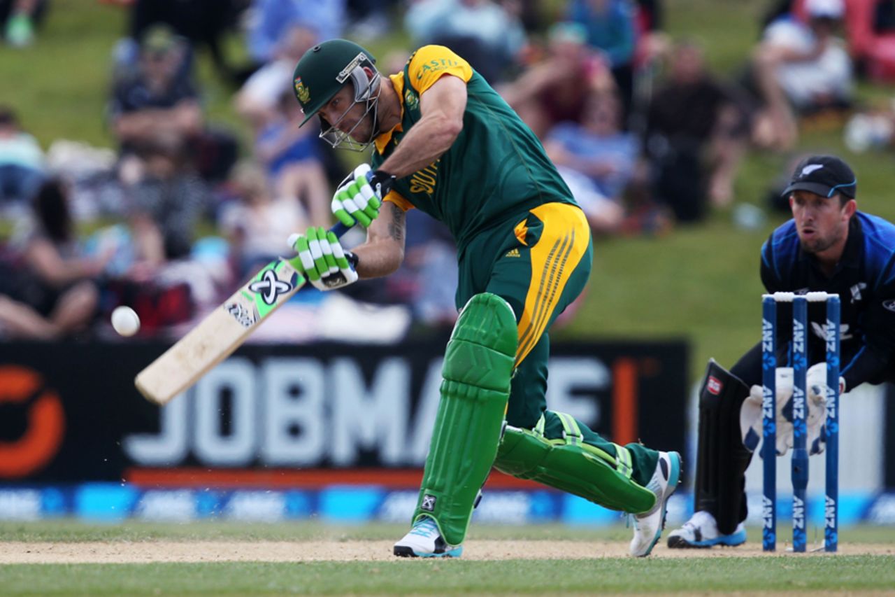 Faf du Plessis drives on his way to a fifty, New Zealand v South Africa, 2nd ODI, Mount Maunganui, October 24, 2014