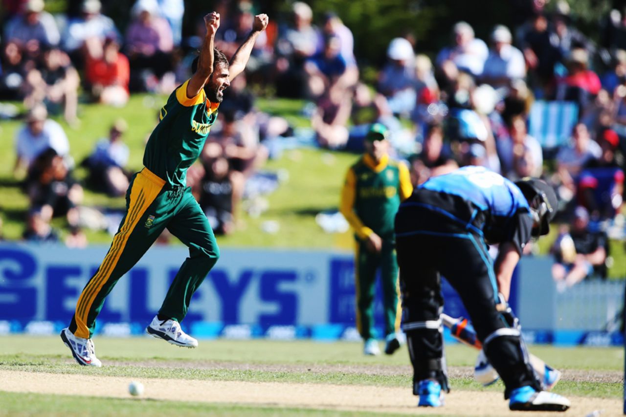 Imran Tahir bowled Tim Southee, New Zealand v South Africa, 2nd ODI, Mount Maunganui, October 24, 2014