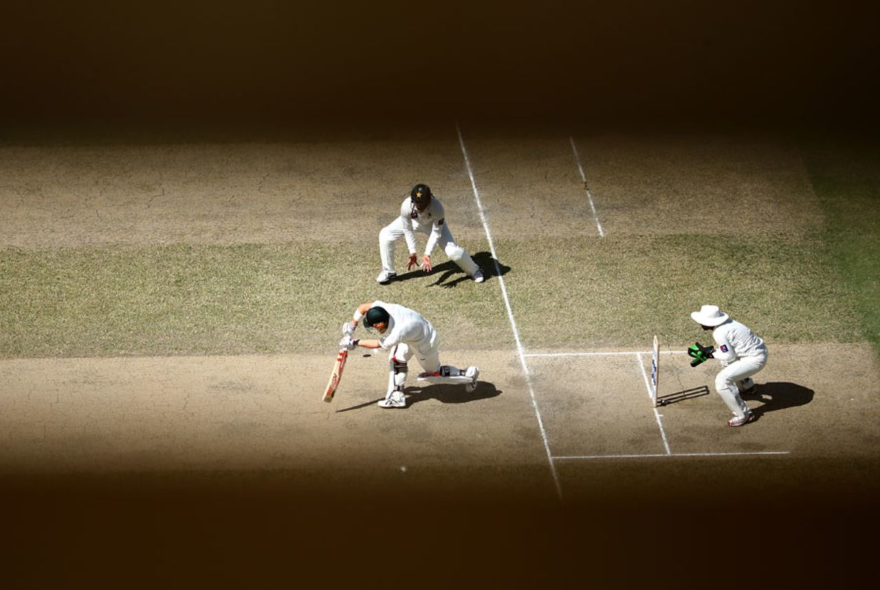 David Warner goes on the attack, Pakistan v Australia, 1st Test, Dubai, 3rd day, October 24, 2014