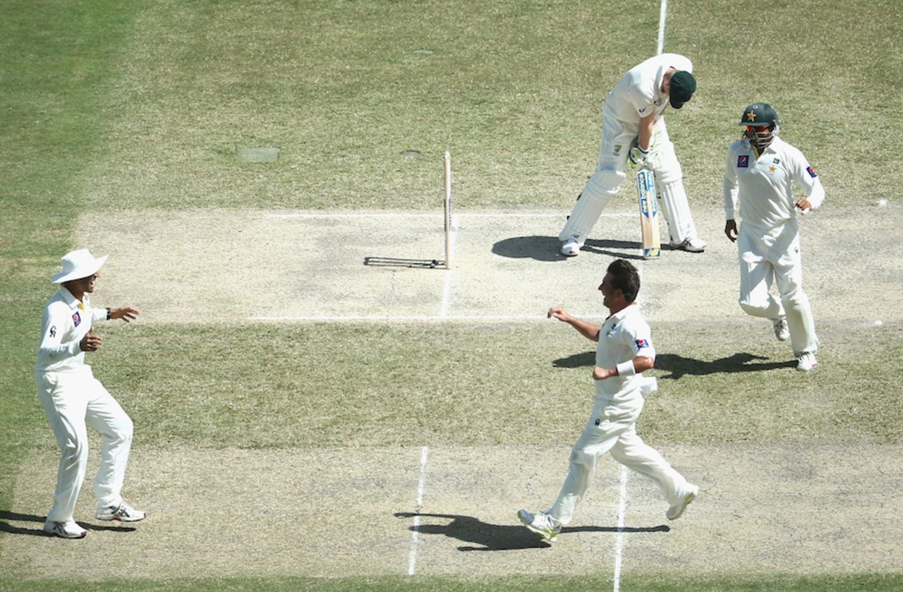 Steven Smith became Yasir Shah's maiden Test wicket, Pakistan v Australia, 1st Test, Dubai, 3rd day, October 24, 2014