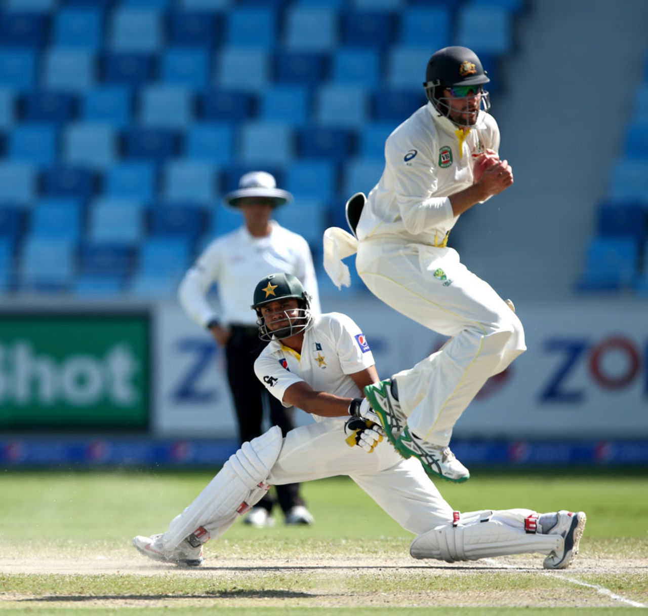 Azhar Ali sweeps, Pakistan v Australia, 1st Test, Dubai, 4th day, October 25, 2014