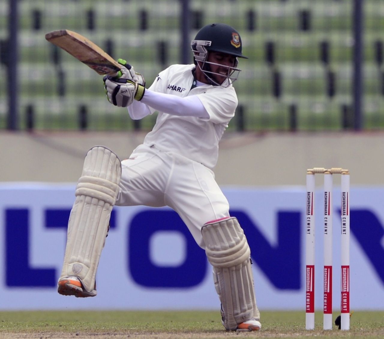 Mominul Haque cuts during his half-century, Bangladesh v Zimbabwe, 1st Test, Mirpur, 2nd day, October 26, 2014