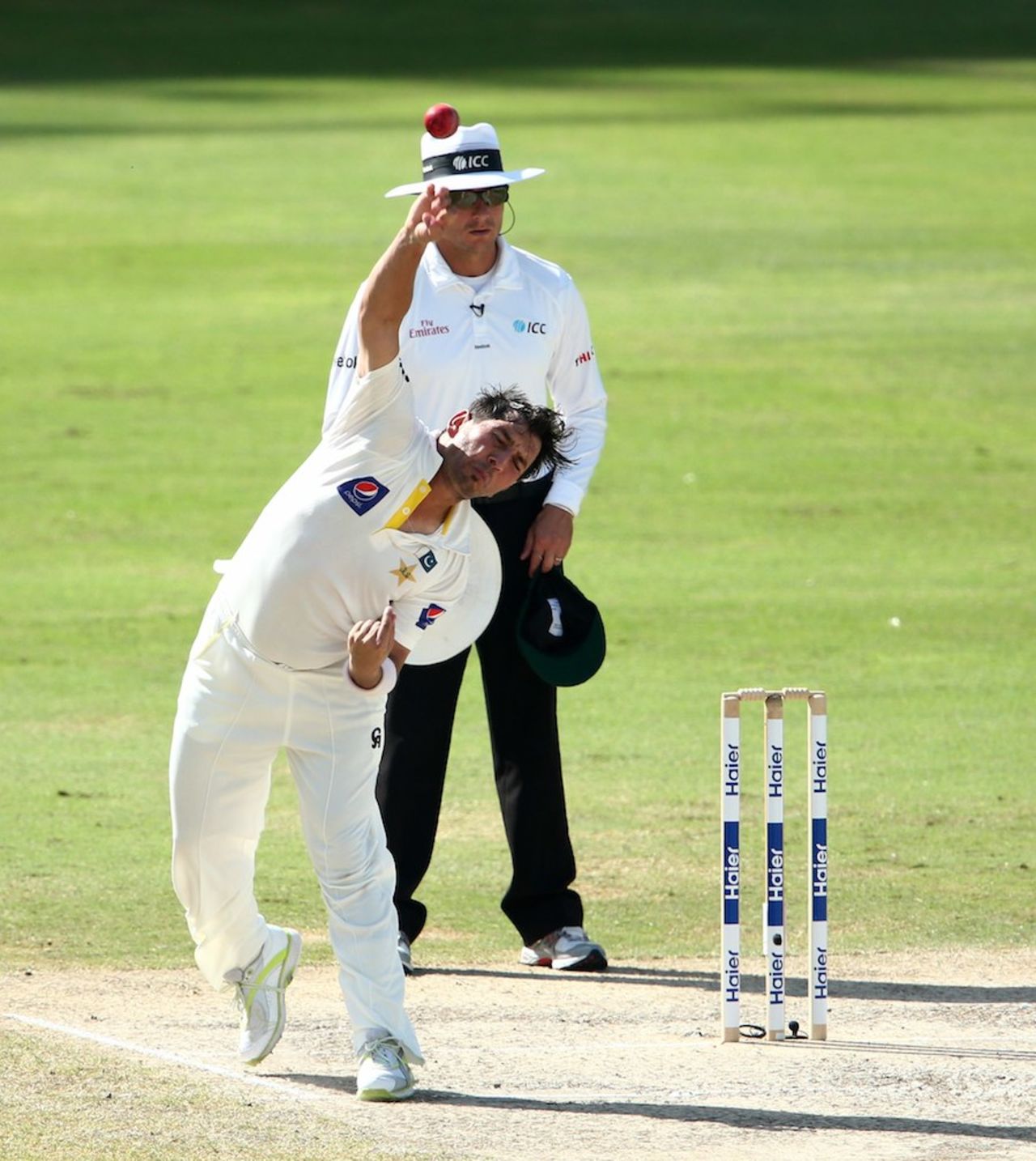 Yasir Shah bowls on the fifth morning, Pakistan v Australia, 1st Test, Dubai, 5th day, October 26, 2014