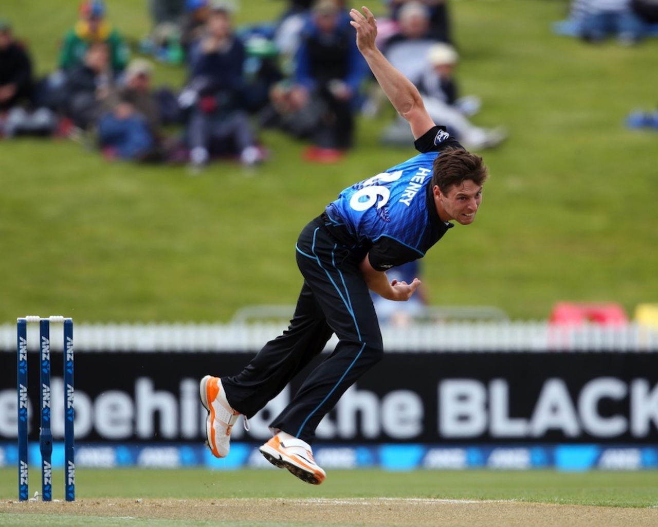 Matt Henry bowls on his ODI return, New Zealand v South Africa, 3rd ODI, Hamilton, October 27, 2014