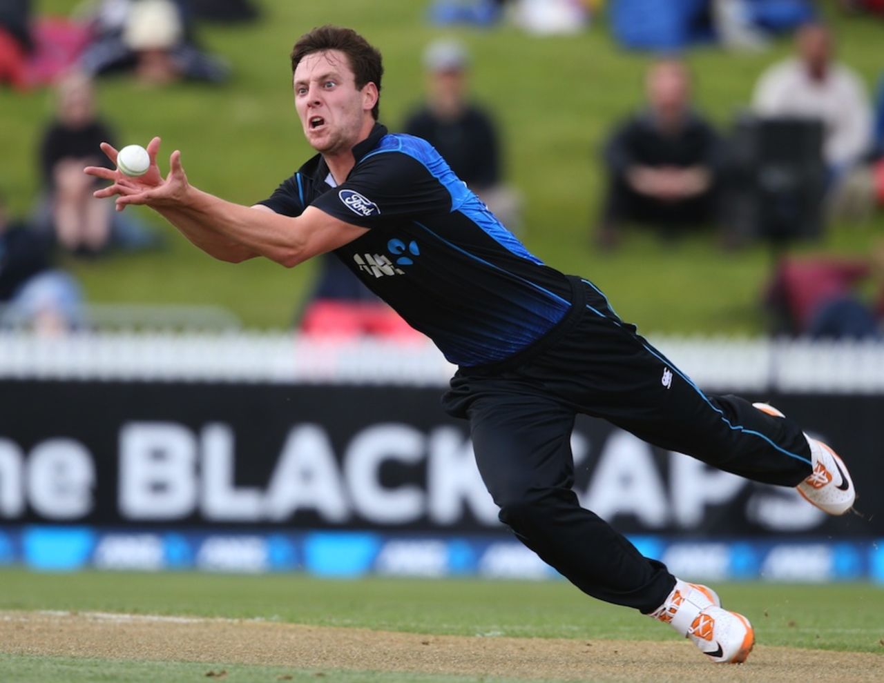 Matt Henry takes a caught and bowled, New Zealand v South Africa, 3rd ODI, Hamilton, October 27, 2014