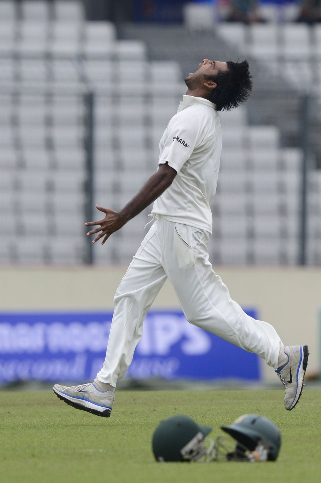 Shahadat Hossain roars after bowling Hamilton Masakadza, Bangladesh v Zimbabwe, 1st Test, Mirpur, 2nd day, October 26, 2014