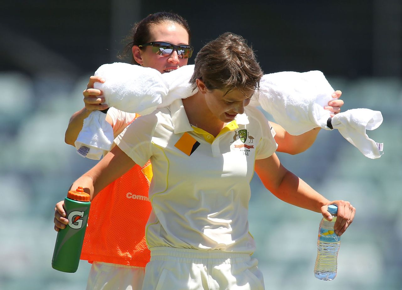 Sarah Elliott gets an ice snake, Australia v England, Only women's Test, Perth, 2nd day, January 11, 2013