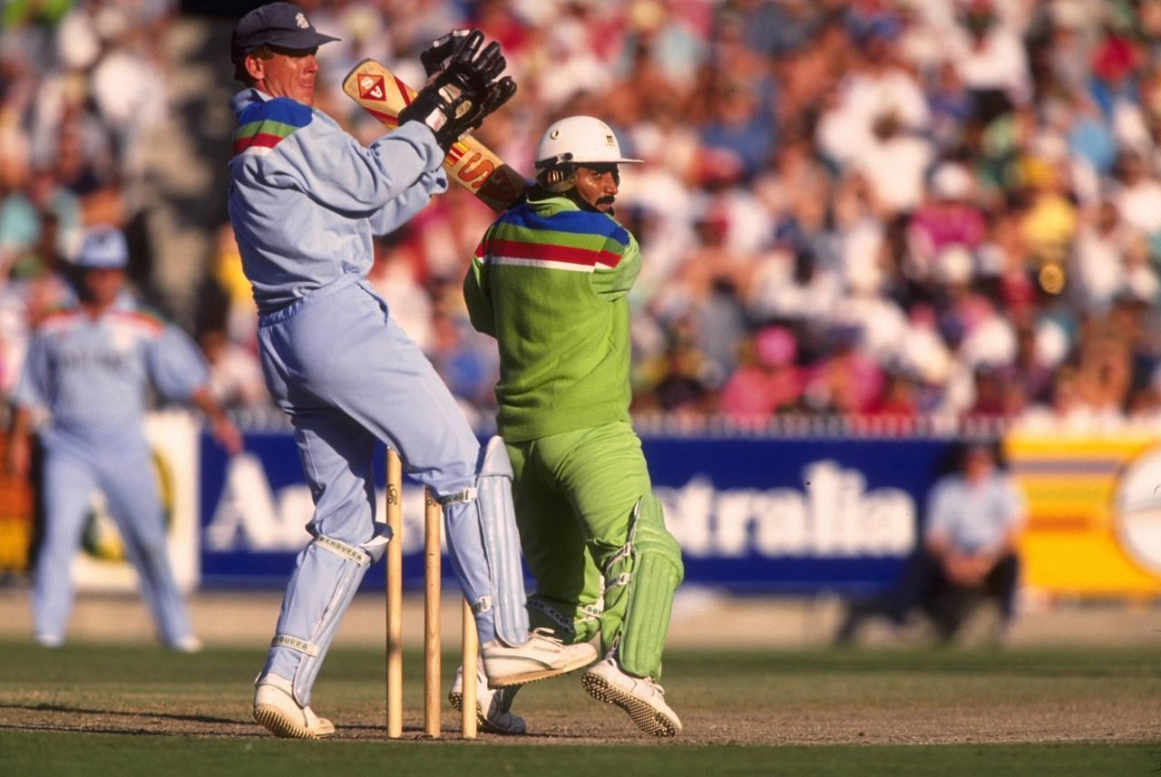 Javed Miandad cuts it on his way to a half-century, England v Pakistan, World Cup final, Melbourne, March 25, 1992