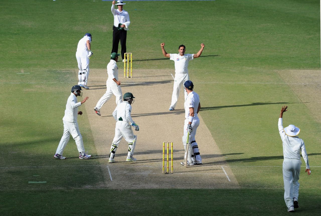 Abdur Rehman trapped Kevin Pietersen lbw for 32, Pakistan v England, 3rd Test, Dubai, 1st day, February 3, 2012