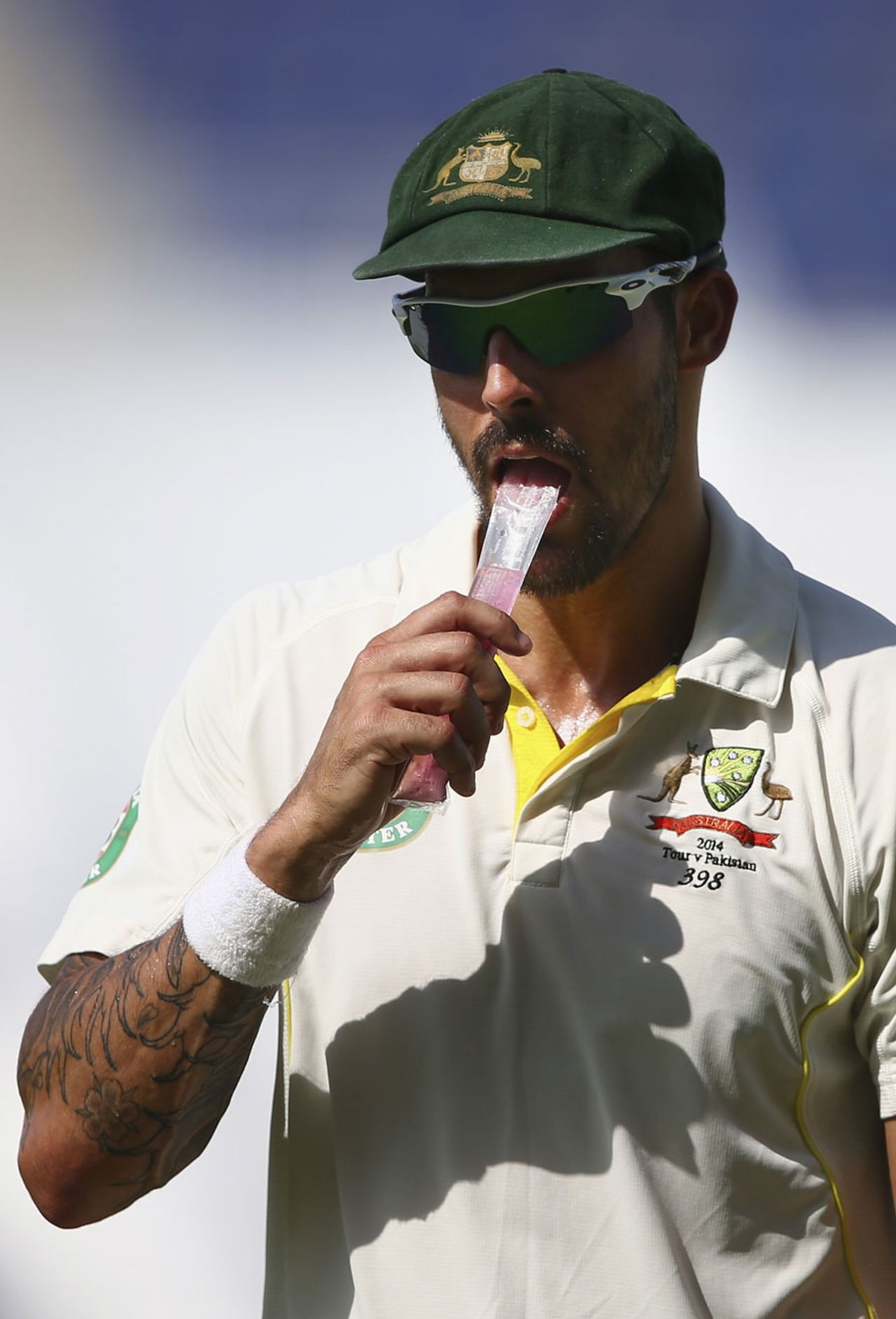 Mitchell Johnson cools himself down, Pakistan v Australia, 2nd Test, Abu Dhabi, 1st day, October 30, 2014