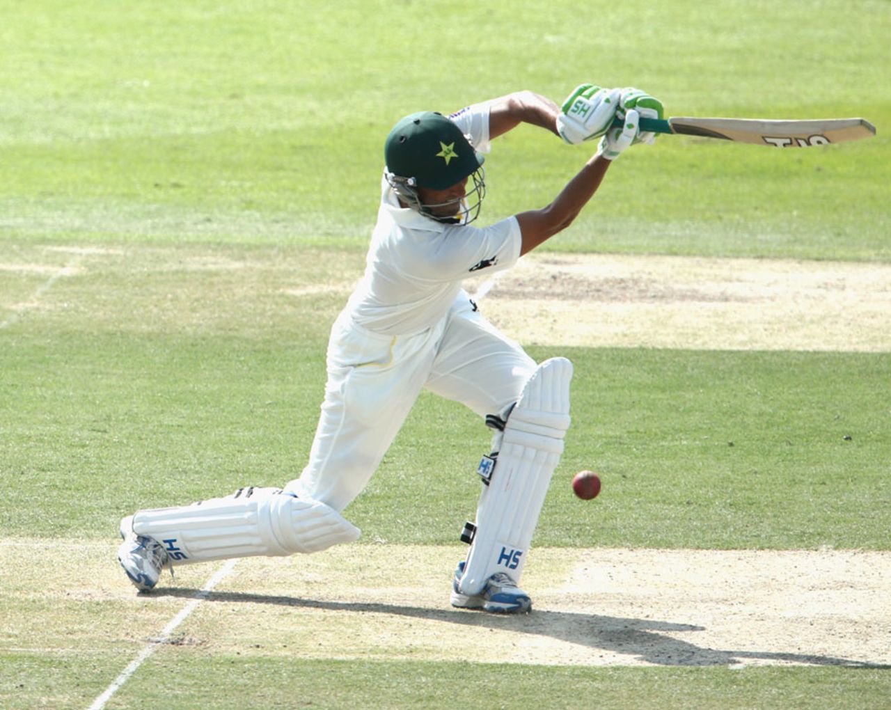 Younis Khan goes on the attack, Pakistan v Australia, 2nd Test, Abu Dhabi, 1st day, October 30, 2014