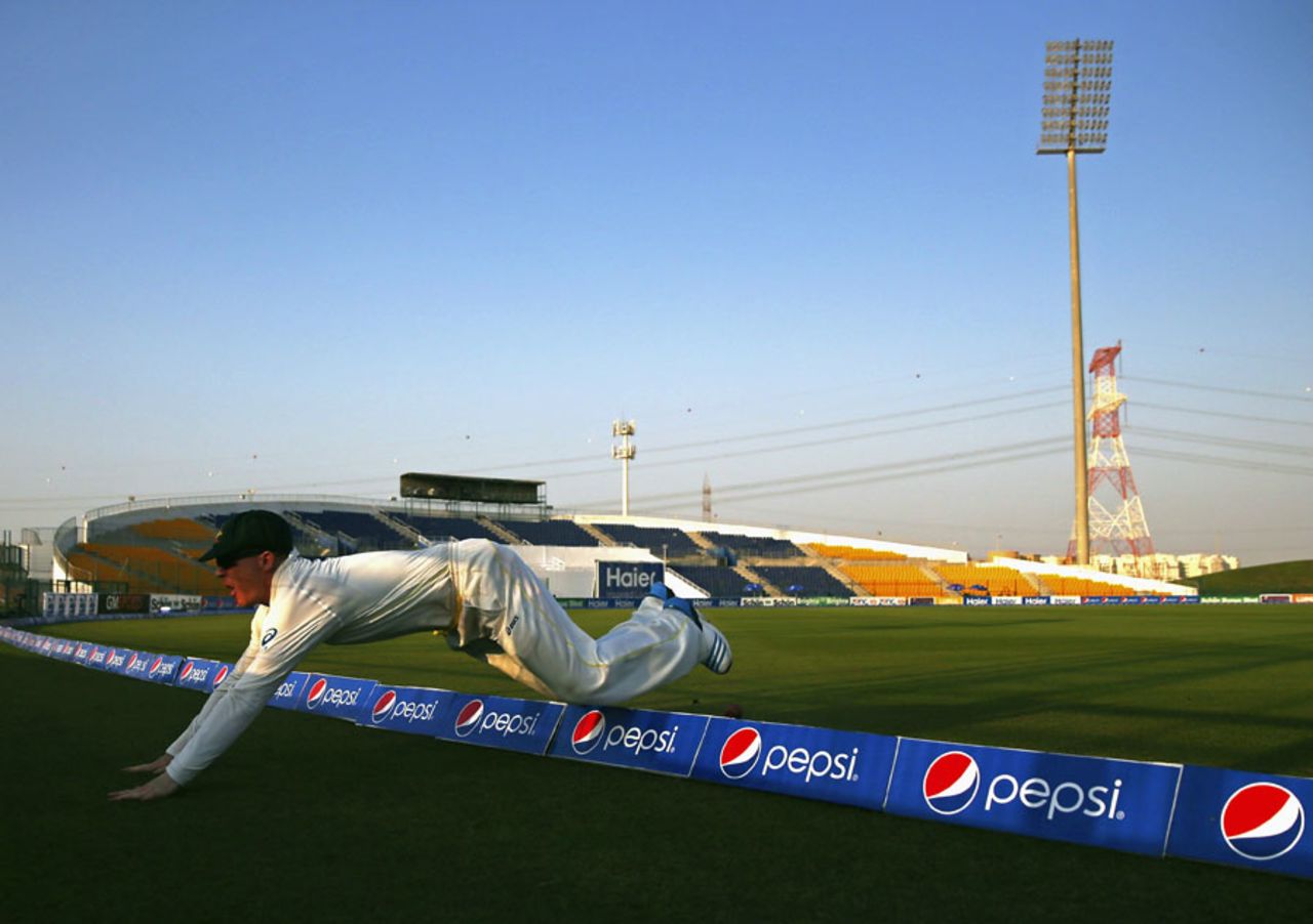 Chris Rogers produces a diving effort at the boundary, Pakistan v Australia, 2nd Test, Abu Dhabi, 1st day, October 30, 2014