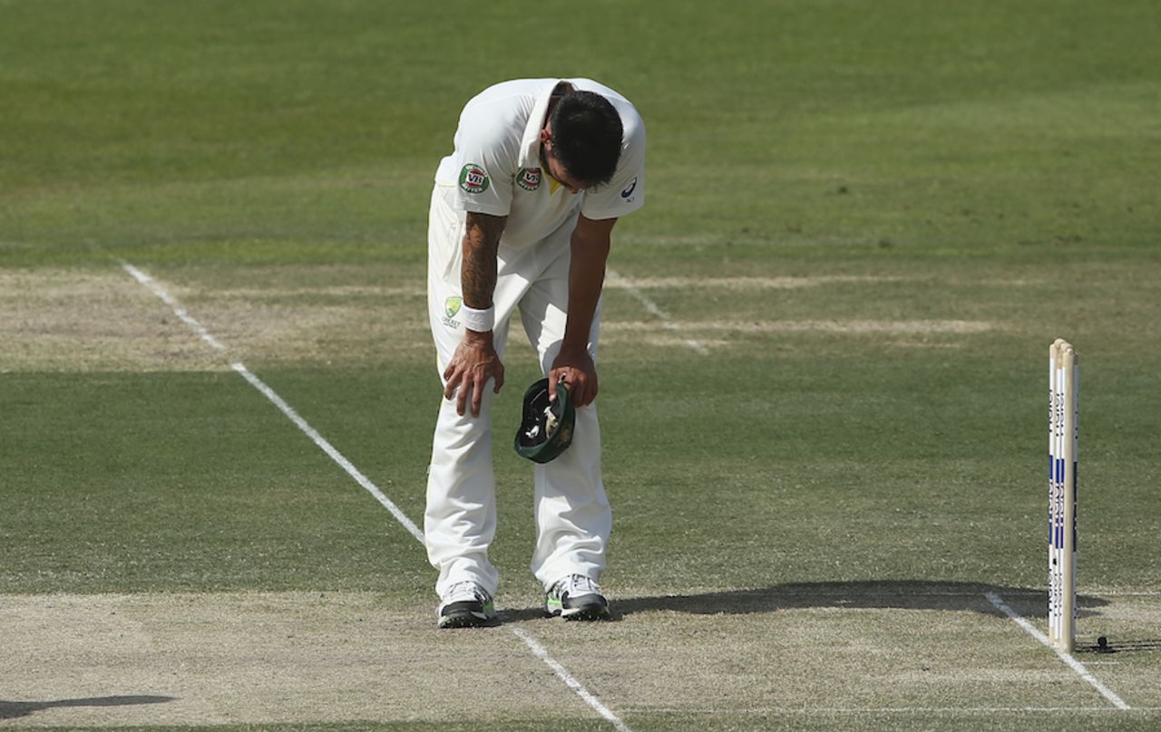 Mitchell Johnson feels the heat in Abu Dhabi, Pakistan v Australia, 2nd Test, Abu Dhabi, 2nd day, October 31, 2014