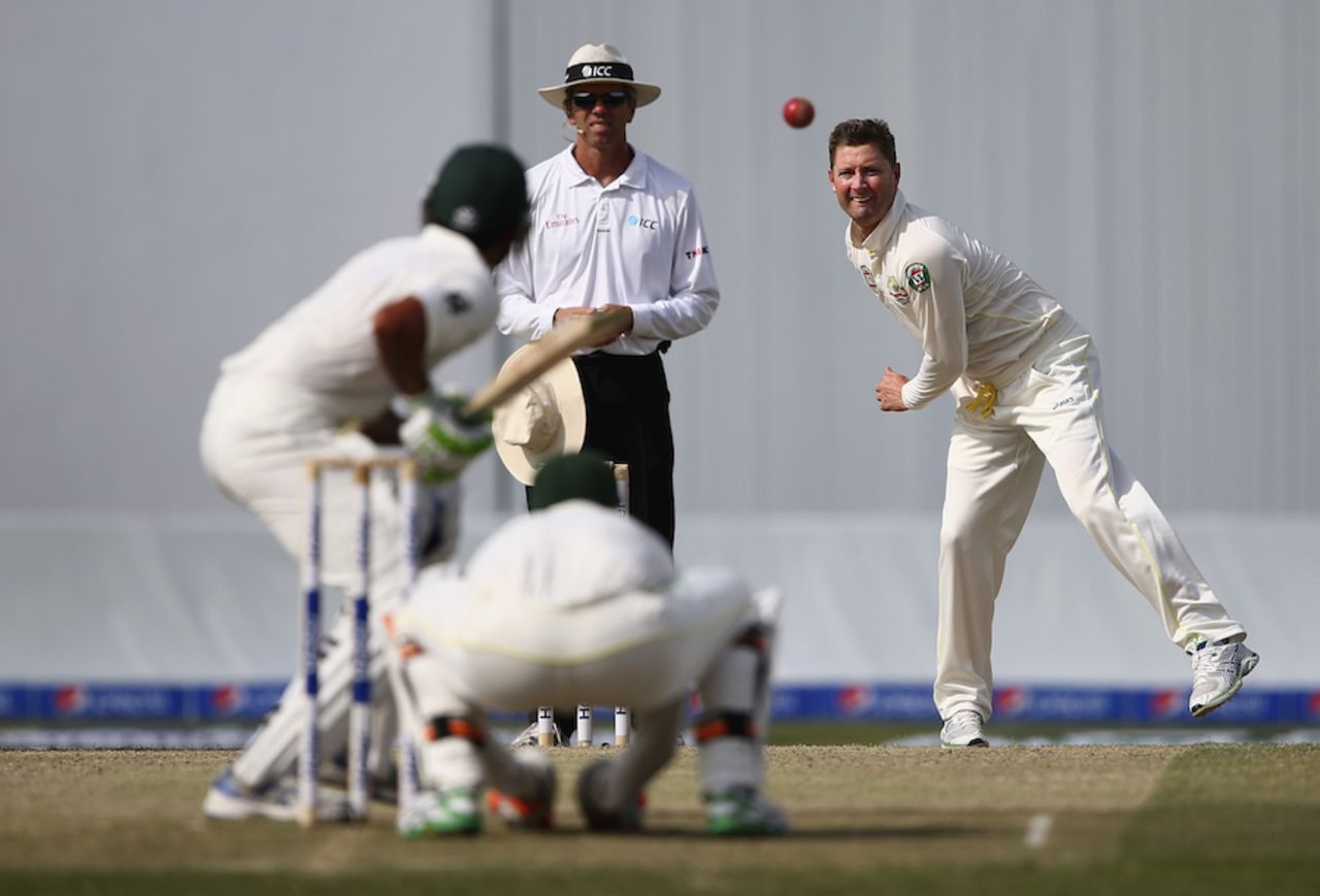 Michael Clarke bowls in the second session, Pakistan v Australia, 2nd Test, Abu Dhabi, 2nd day, October 31, 2014