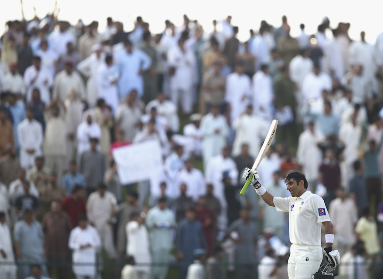 Misbah-ul-Haq brought up his hundred just before tea, Pakistan v Australia, 2nd Test, Abu Dhabi, 2nd day, October 31, 2014