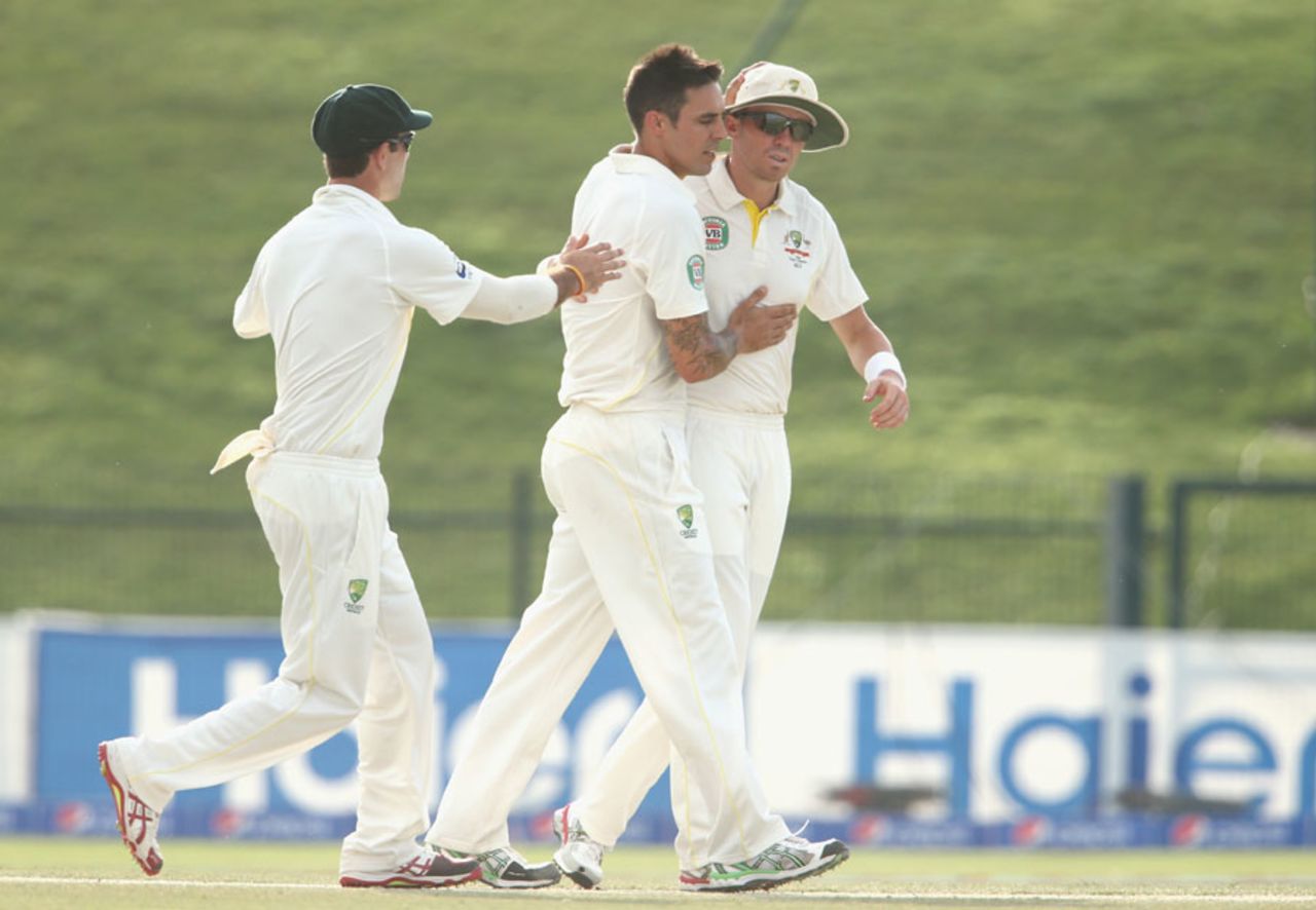Mitchell Johnson dealt two early blows to Pakistan, Pakistan v Australia, 2nd Test, Abu Dhabi, 3rd day, November 1, 2014