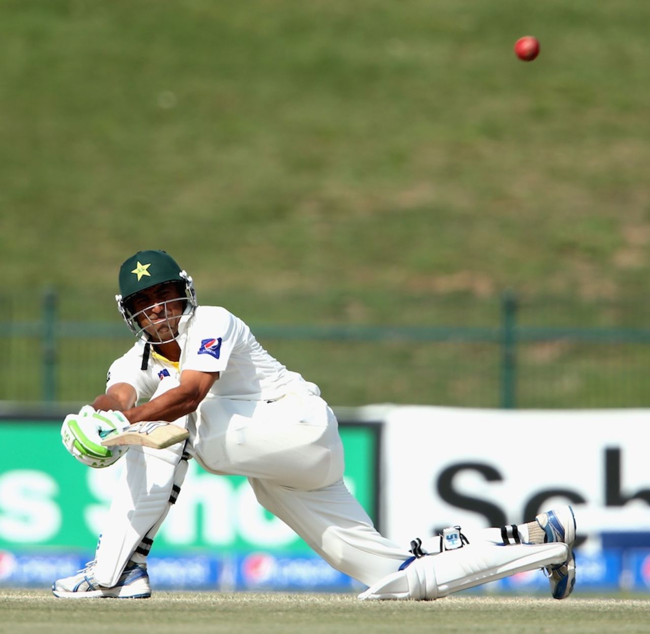 Younis Khan sweeps, Pakistan v Australia, 2nd Test, Abu Dhabi, 4th day, November 2, 2014