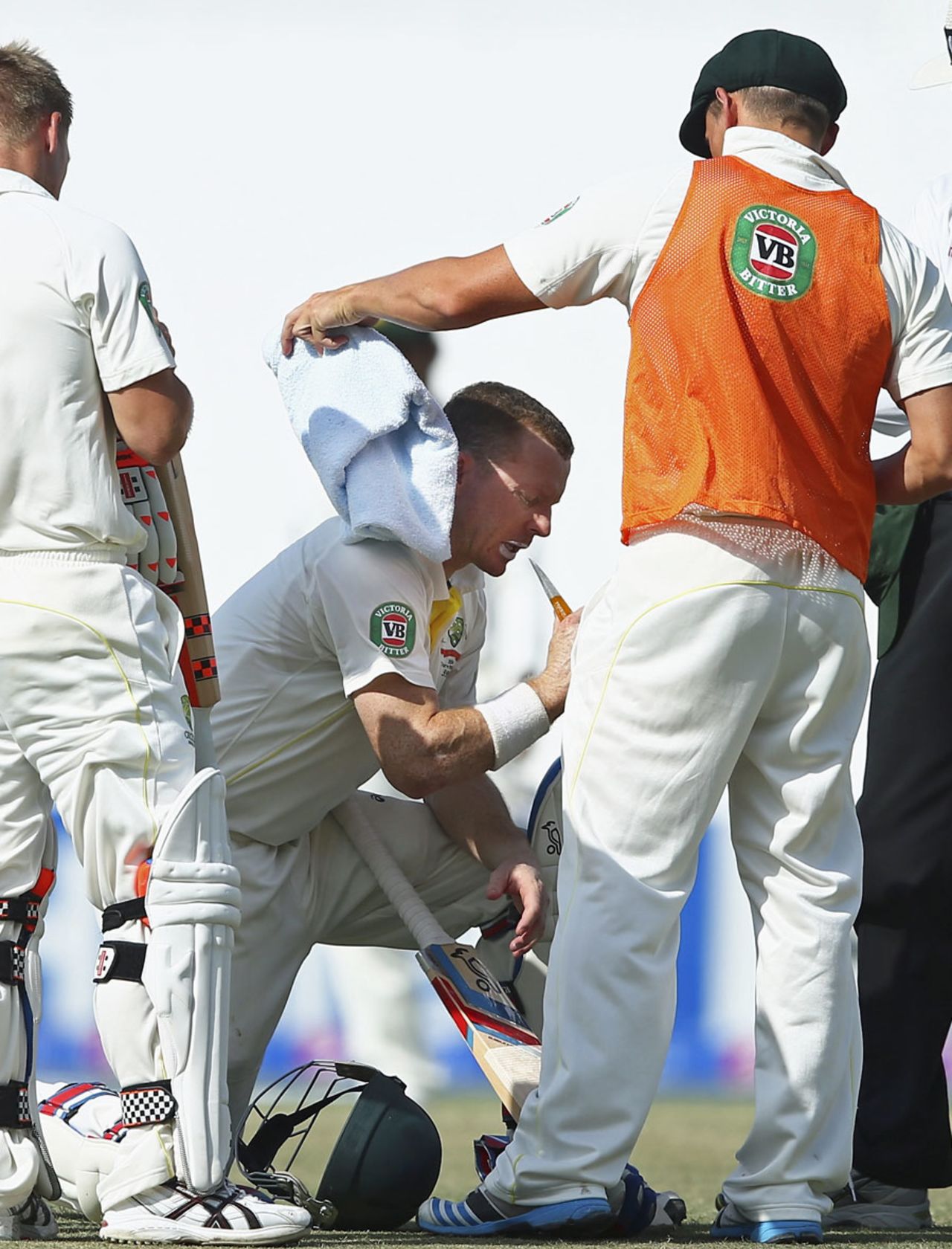 Chris Rogers cools off after complaining of dizziness, Pakistan v Australia, 2nd Test, Abu Dhabi, 4th day, November 2, 2014