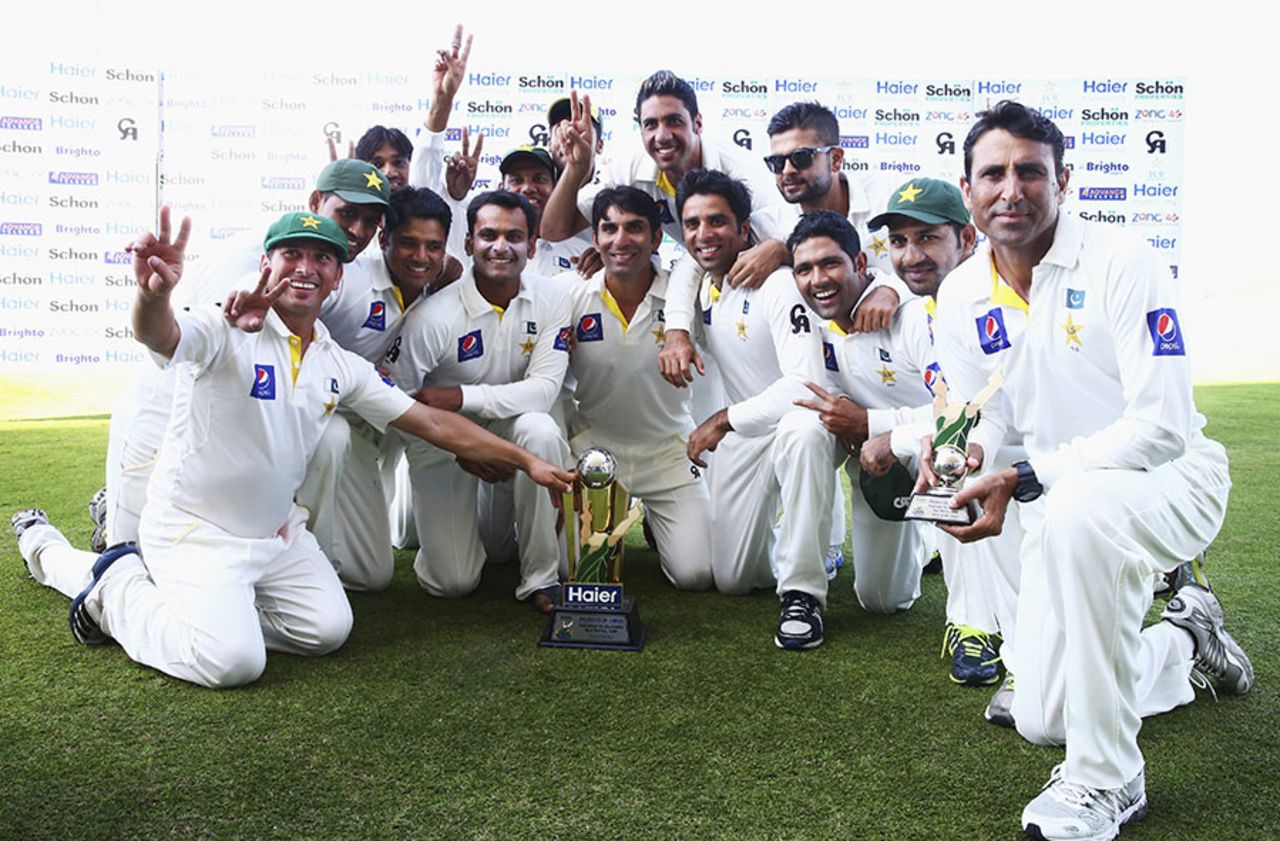 Pakistan's players pose with the trophy after completing a 2-0 whitewash, Pakistan v Australia, 2nd Test, Abu Dhabi, 5th day, November 3, 2014