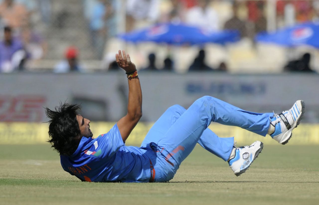 Ishant Sharma falls flat on the floor, India v Sri Lanka, 2nd ODI, Ahmedabad, November 6, 2014