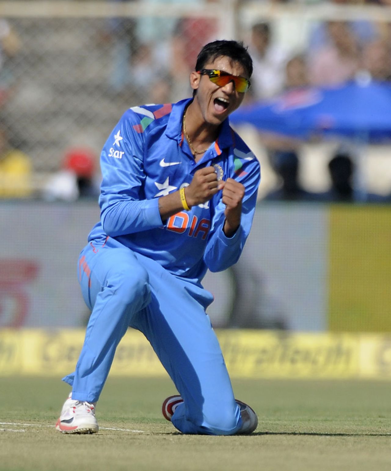 Akshar Patel pegged Sri Lanka bank with figures of 10-1-39-2, India v Sri Lanka, 2nd ODI, Ahmedabad, November 6, 2014
