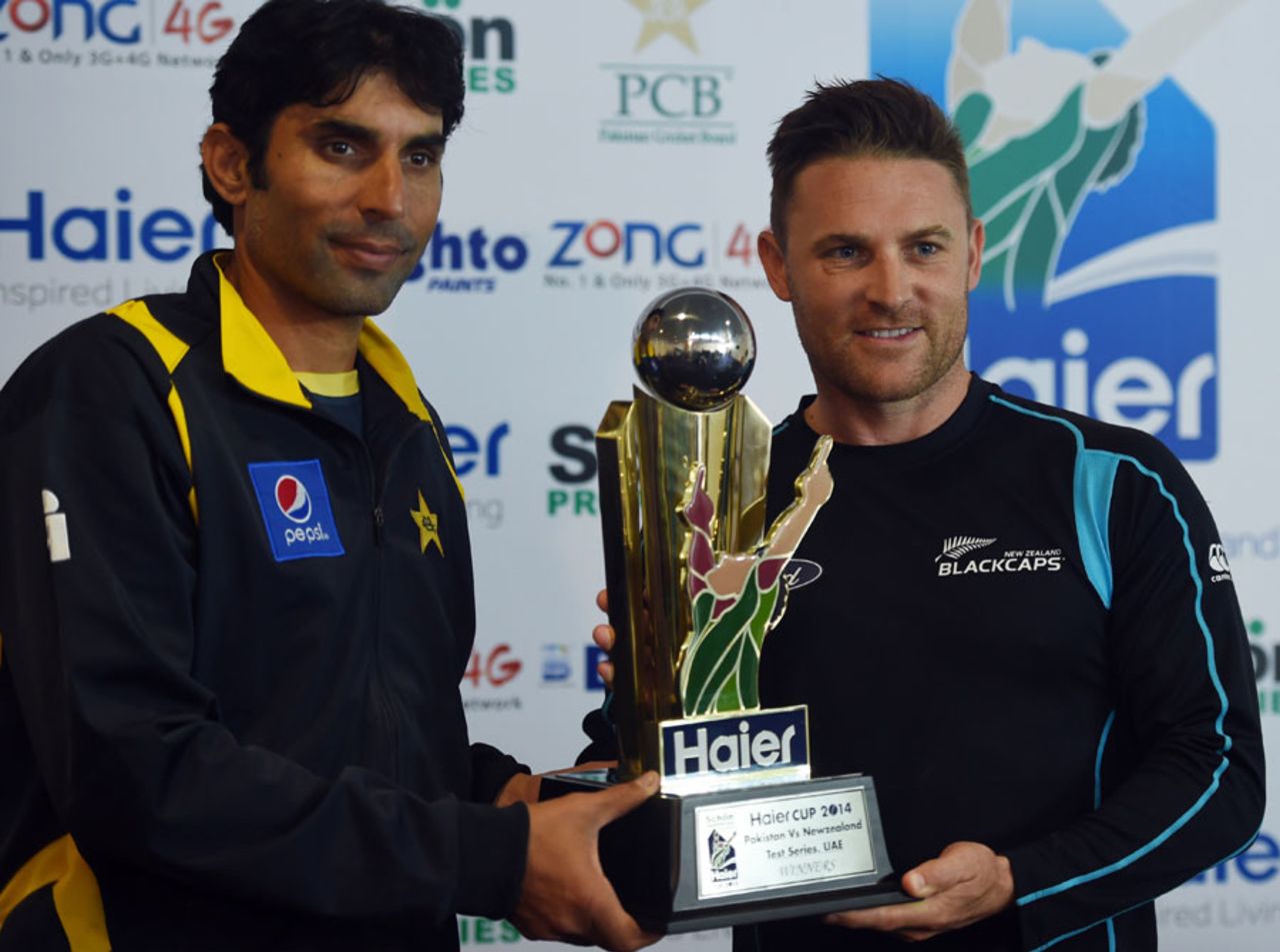 Brendon McCullum and Misbah-ul-Haq pose with the series trophy, Abu Dhabi, November 8, 2014