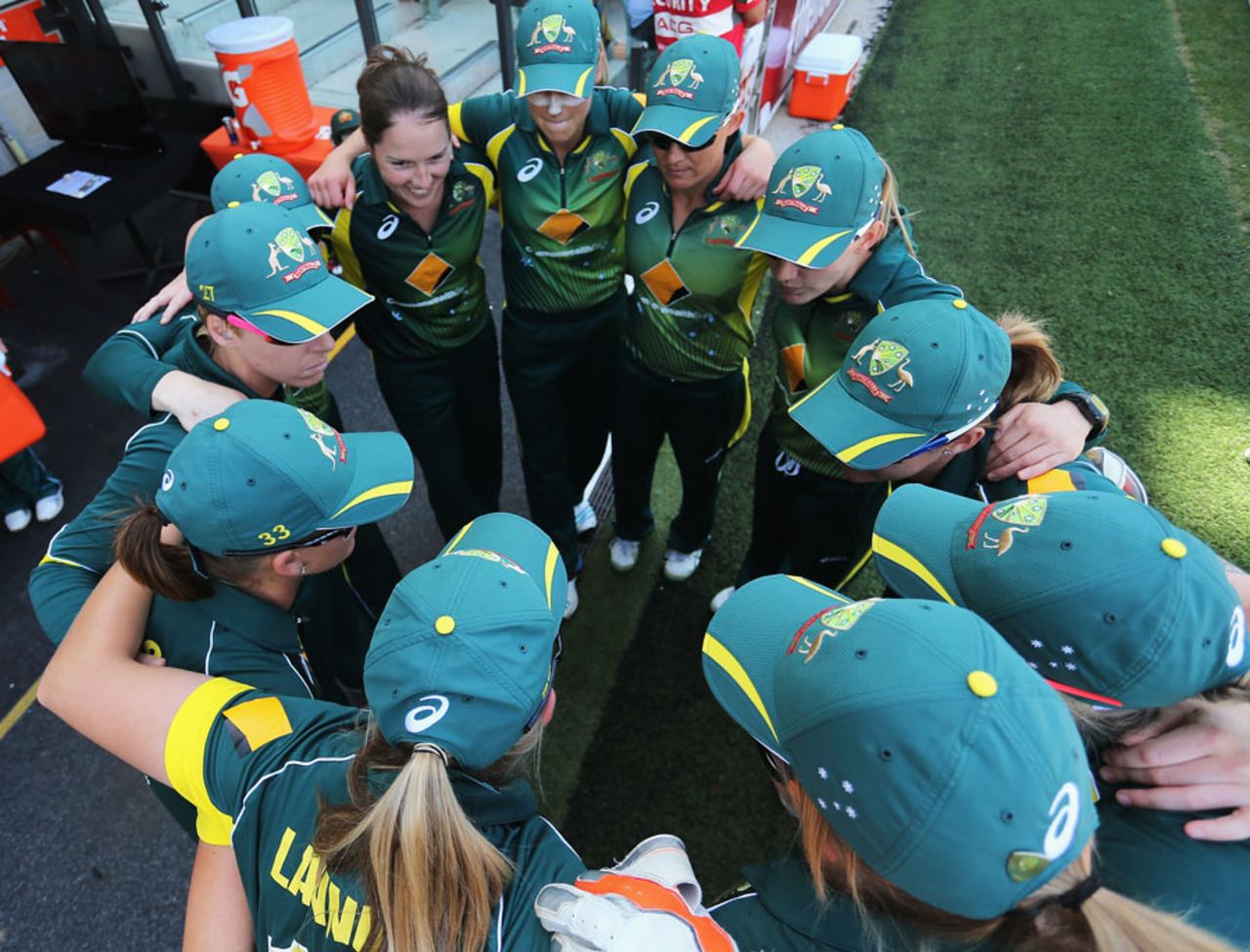 The Australia women's team in a huddle, Australia v West Indies, 1st women's T20, Sydney, November 2, 2014