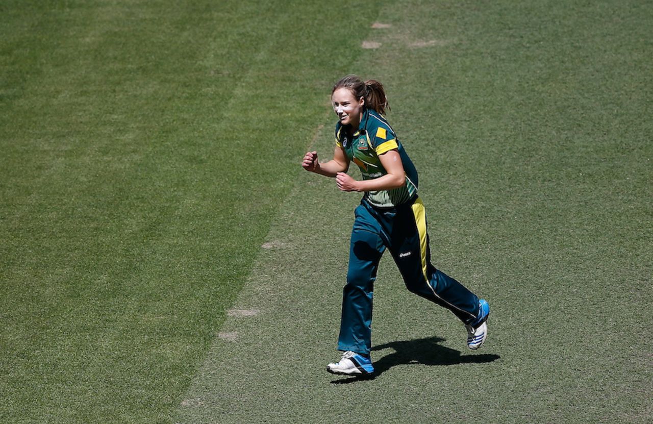 Ellyse Perry finished with figures of 3 for 9, Australia v West Indies, 4th women's T20, Sydney, November 9, 2014