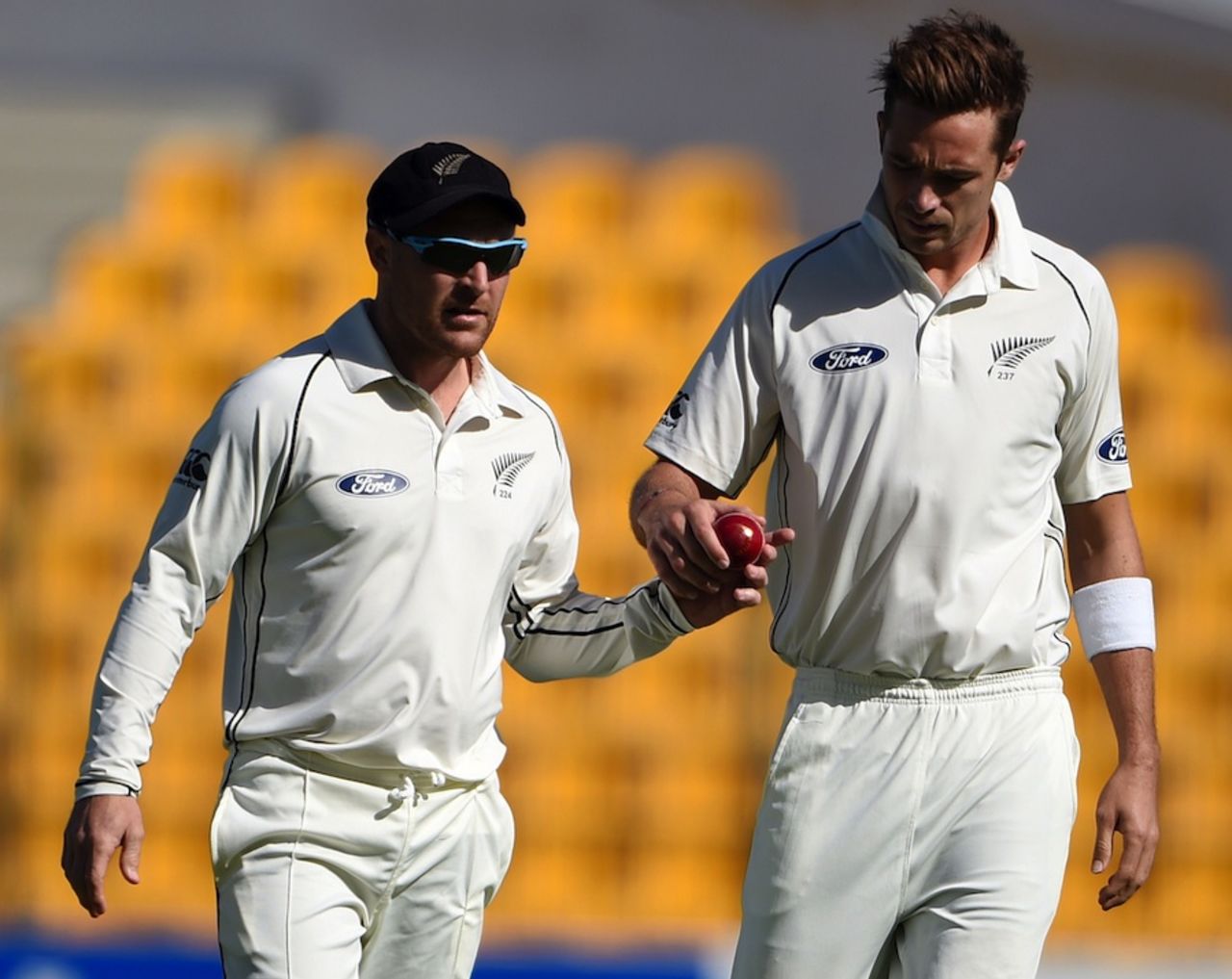 Brendon McCullum gives Tim Southee the new ball, Pakistan v New Zealand, 1st Test, Abu Dhabi, 1st day, November 9, 2014
