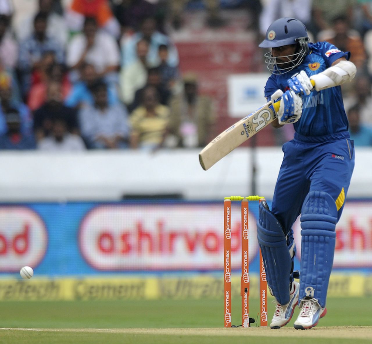 Tillakaratne Dilshan goes on his toes for a shot, India v Sri Lanka, 3rd ODI, Hyderabad, November 9, 2014