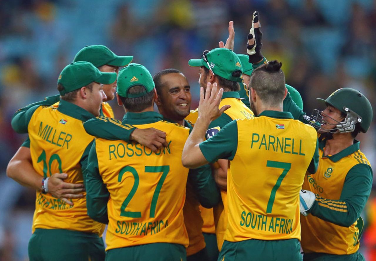 Team-mates huddle around Robin Peterson after a wicket, Australia v South Africa, 3rd Twenty20, Sydney, November 9, 2014