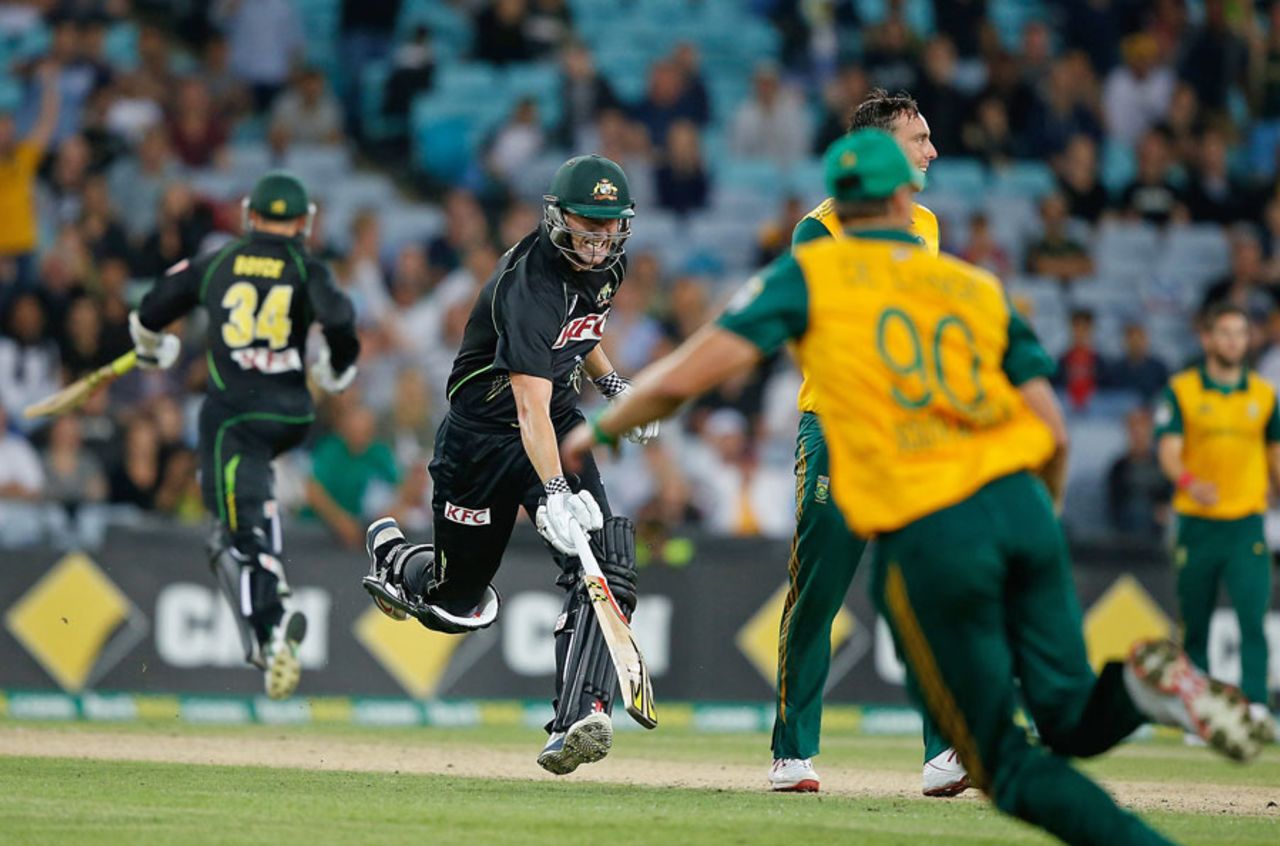 Cameron White seals the win with a quick single, Australia v South Africa, 3rd Twenty20, Sydney, November 9, 2014