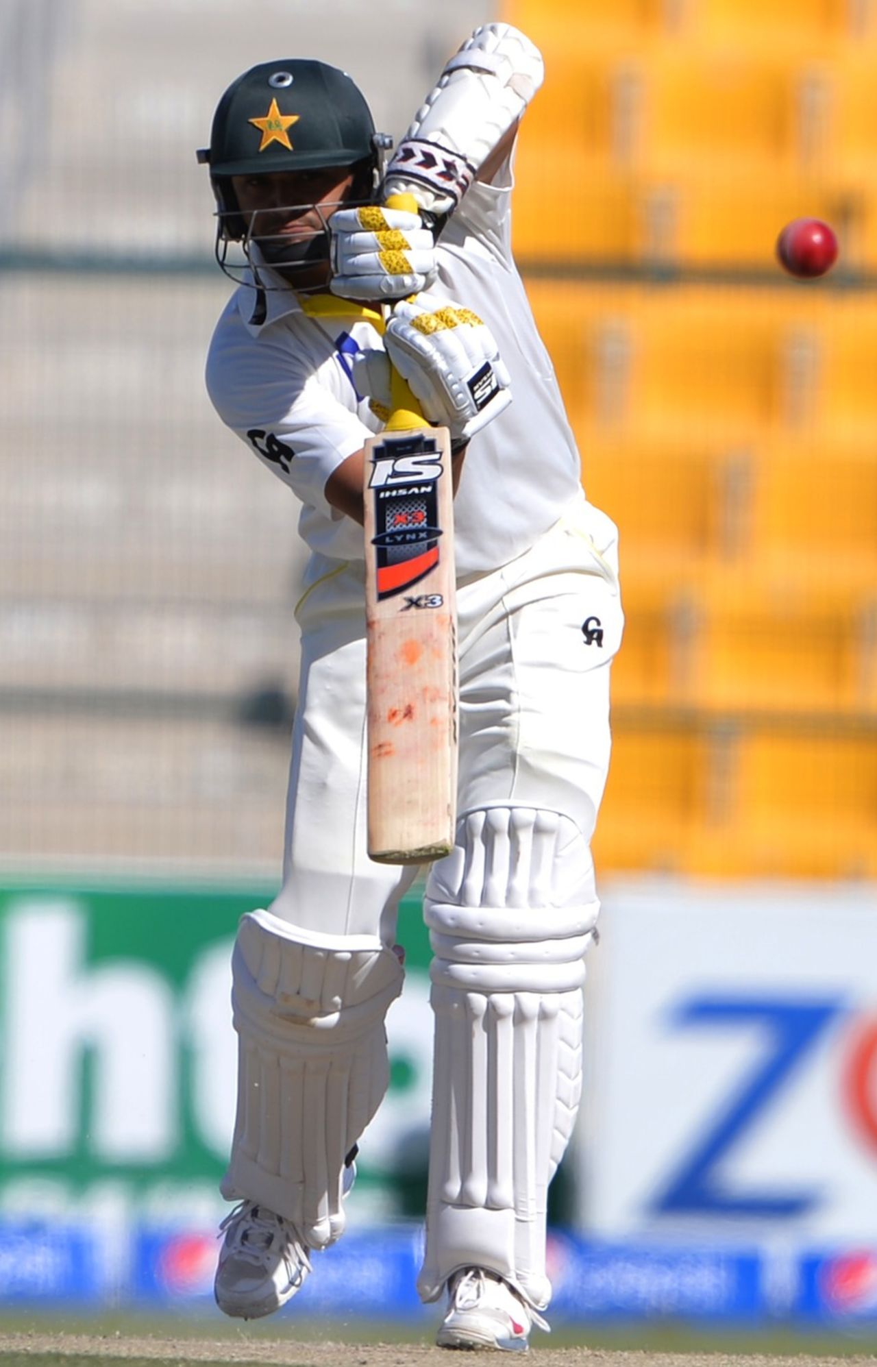 Azhar Ali defends, Pakistan v New Zealand, 1st Test, Abu Dhabi, 2nd day, November 10, 2014